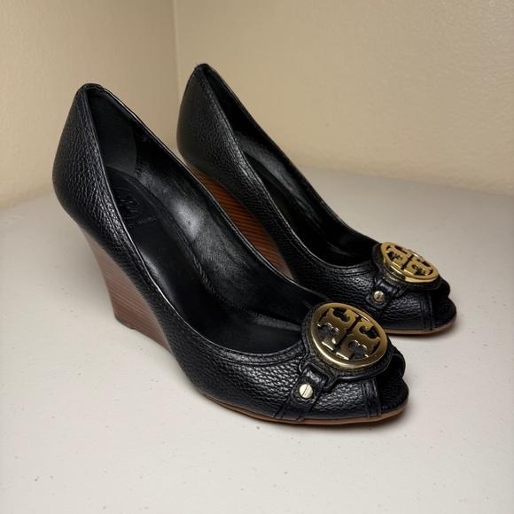 Tory Burch Leticia Peep Toe Wedge Pumps Black Pebbled Leather Gold Logo Size 9.5 - Picture 3 of 12